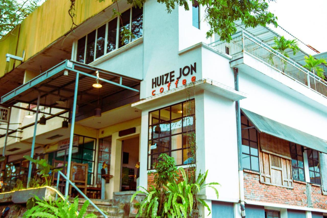 Huize Jon Hostel Маланг Экстерьер фото